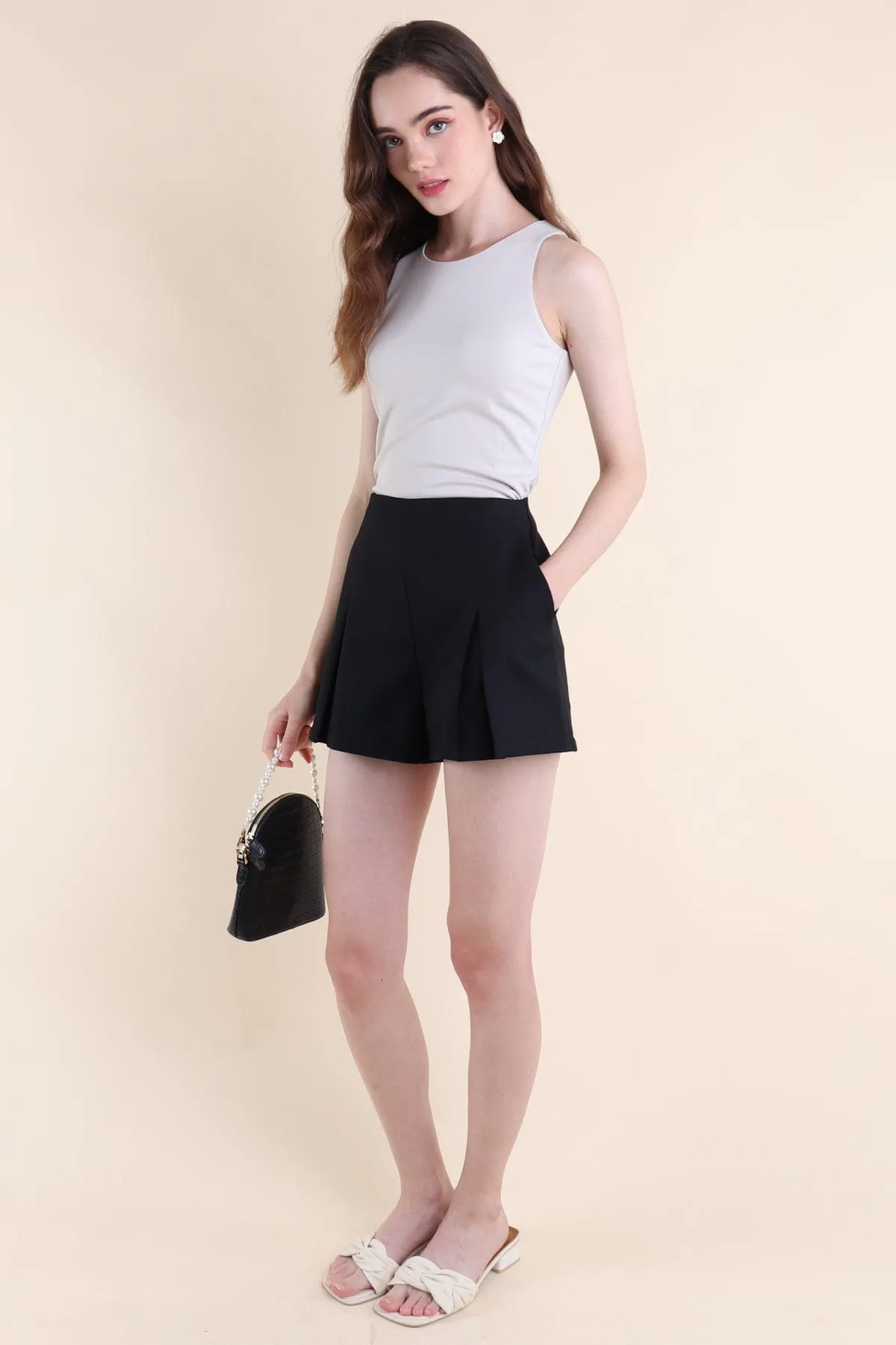 JILL PLEATED SHORTS IN BLACK